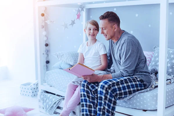 Doordachte vader sprookje lezen voor zijn dochter — Stockfoto