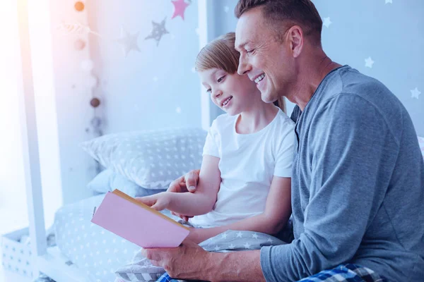 사랑 하는 아버지와 그의 귀여운 딸 읽기 책 — 스톡 사진
