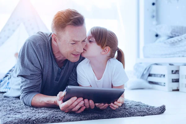 Amare figlia sussurrando qualcosa a suo padre — Foto Stock