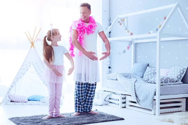 Liefdevolle vader gekleed in kostuum spelen met dochter — Stockfoto