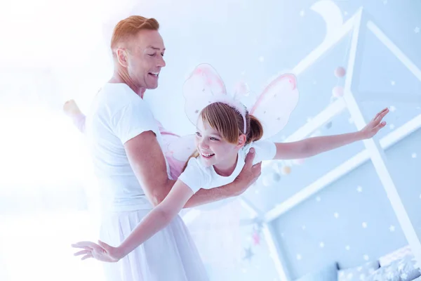 Chica radiante con traje de mariposa volando con papá —  Fotos de Stock