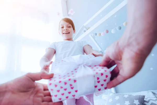 Ragazza eccitata che riceve regalo da padre — Foto Stock