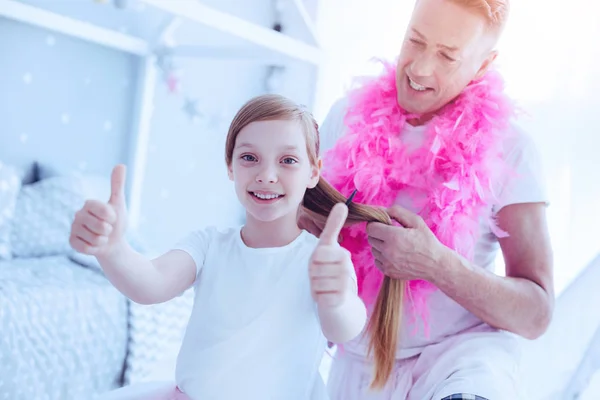 Ragazza pollice in su mentre trascorrere il fine settimana con papà — Foto Stock