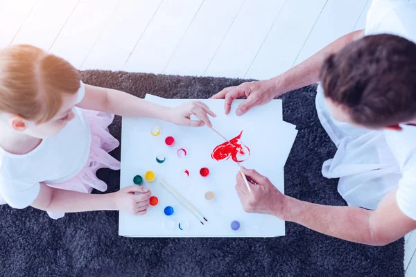 Hija cariñosa y padre pintando juntos en casa —  Fotos de Stock