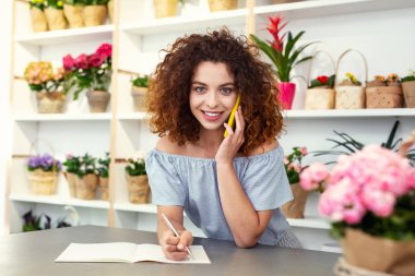 Neşeli mutlu kadın sana bakmak