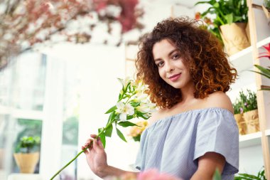 Bir çiçek tutan hoş güzel kadın