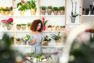 Gülümseyen mutlu güzel kadın