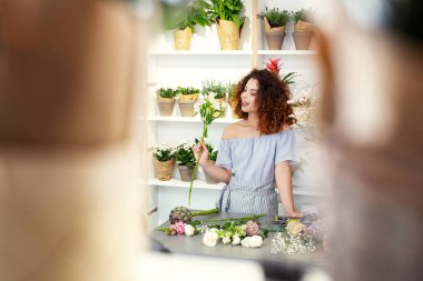 Masada duran neşeli büyüleyici kadın