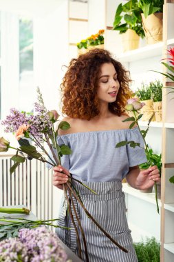 Hoş iyi görünümlü kadın elinde çiçek olan