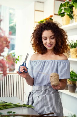 Neşeli çekici kadın holding makas