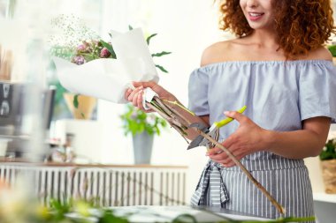 Bir dal kesme neşeli güzel kadın