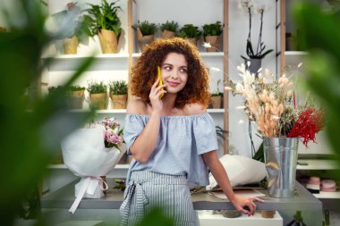 Telefonda konuşurken çok mutlu güzel kadın