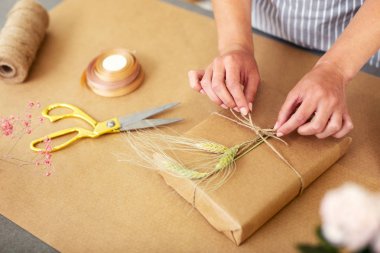 Güzel kadın dekoratör bir hediye ambalaj