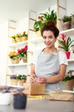 Neşeli mutlu kadın bir hediye sarma
