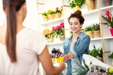 Müşteri duran pozitif güzel kadın