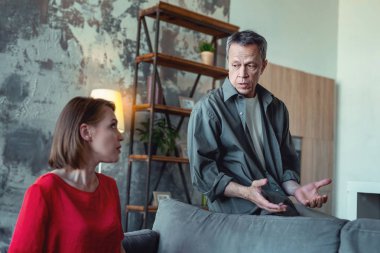 Sevecen adam karısı için bir tavsiye için geliyor