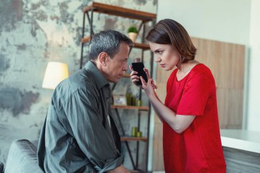 Öfkeli eşi kızgın okuma mesajı kocası ve duygu