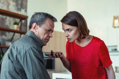 Kocası karısını ihanetten sonra umutsuzluk içinde duygu