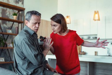 Tahriş olmuş Karısı Olgun kocası aşağılayıcı