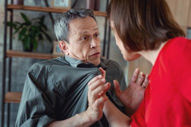 Endişe karısı kocası anlaşmazlık olan kapma