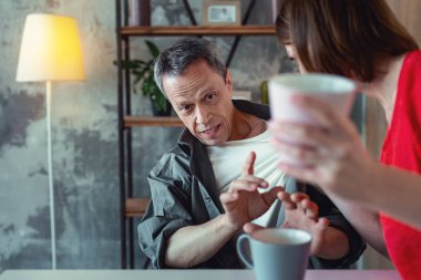 Yüz kırışıklıkları aşağılayıcı gelen acı ile yaşlı adam