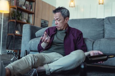 Alışılmış ayyaş katta oturan