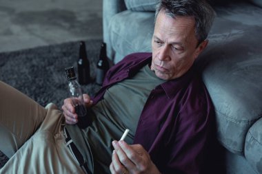 Olgun adam düşünceli duygu vurguladı