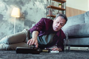 Şişe atma adam alkol bağımlısı