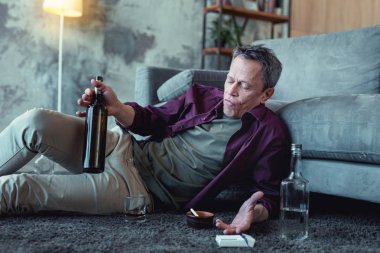 Gri saçlı adam korkunç bakan bağımlısı