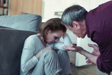 Agresif kocası genç eşi dayak