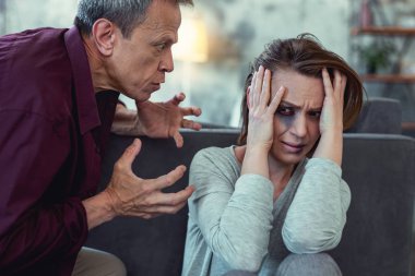 Mavi göz duygu ile karısı bağırarak kocası için dinleme korkuttu