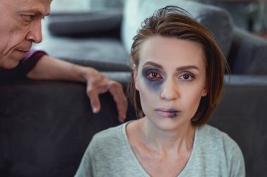 Sonra aile içi şiddet mavi göz sahip genç esmer kadın