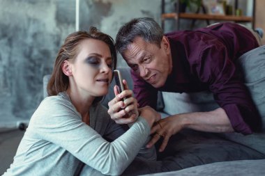 Gri saçlı kıskanç adam karısı ileti okuma