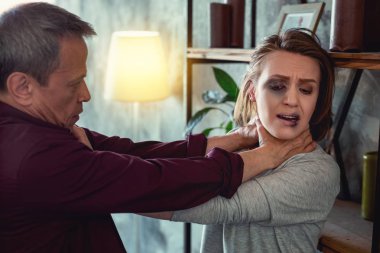 Deli kocası karısını duvara itme