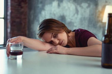 Sarhoş bağımlısı kadın masada uykuya dalmak