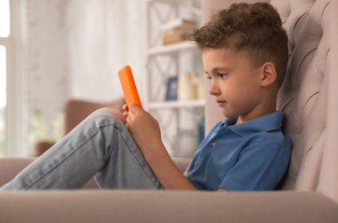 Komik karikatür izlerken tatlı tatlı çocuk