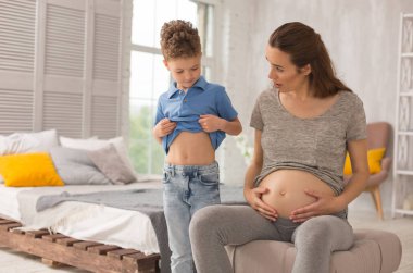 Sevimli oğlu hamile karın arıyor şaşırmış duygu