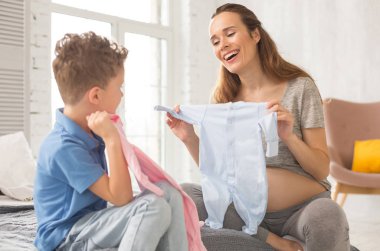 Işınlama memnun kadın bebek duş için hazırlanıyor