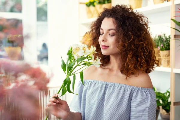 花の臭いがする素敵な若い女性 — ストック写真