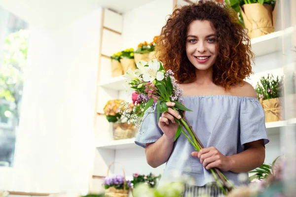 Positivo donna gioiosa comprare fiori — Foto Stock
