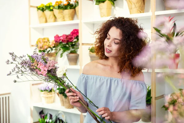 Felice donna felice di essere nel negozio di fiori — Foto Stock