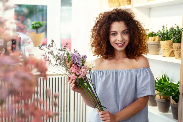 Attraente donna affascinante in possesso di un bouquet — Foto Stock