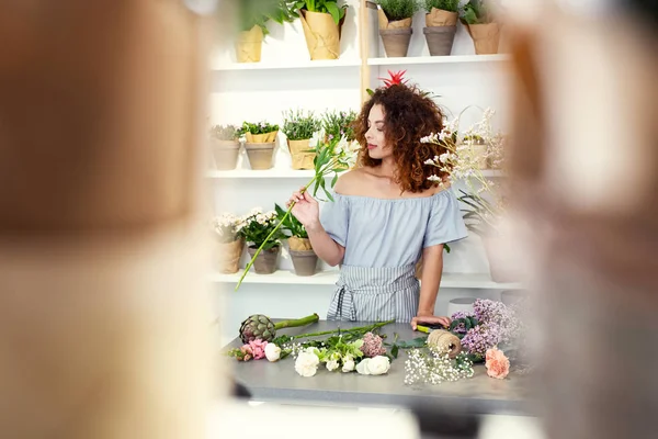 Çiçek kokulu çekici genç kadın