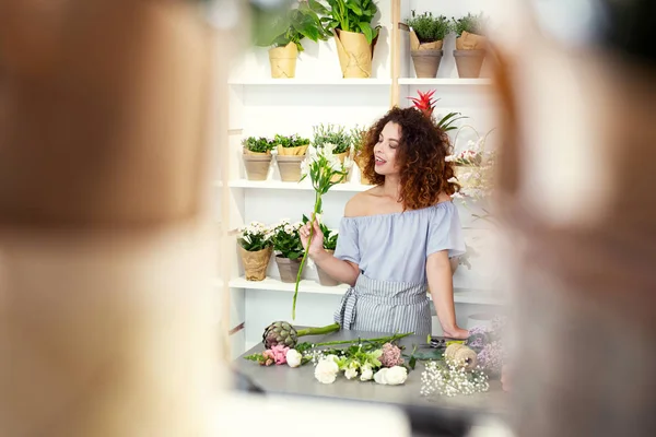 Masada duran neşeli büyüleyici kadın