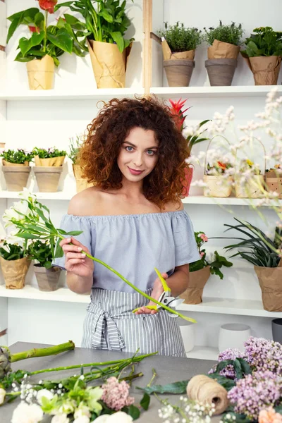 Güzel profesyonel çiçekçi çiçek kesme