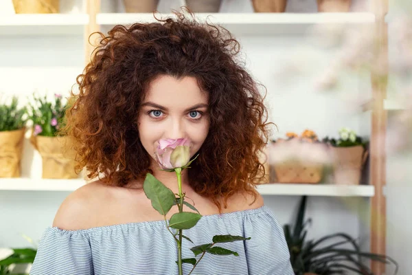 Felice donna felice che ti guarda — Foto Stock