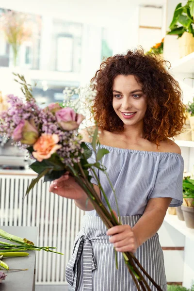 Allegro donna attraente in visita in un negozio di fiori — Foto Stock