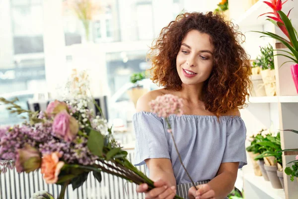 Bir buket seçme hoş neşeli kadın