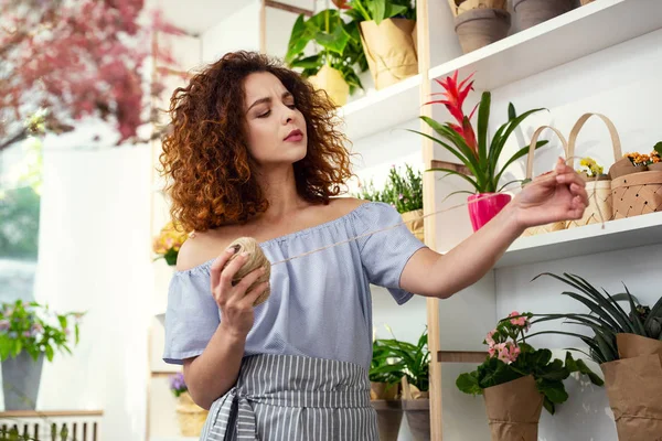 Bella giovane donna che guarda la corda — Foto Stock