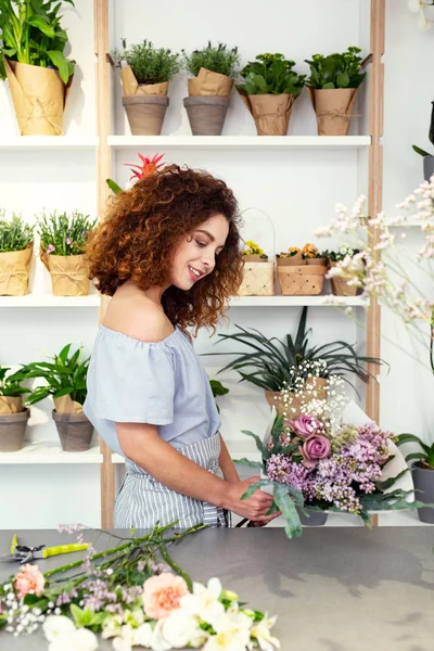 Onun iş zevk güzel Usta çiçekçi